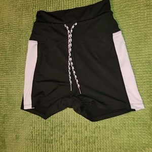 Short sport taille haute